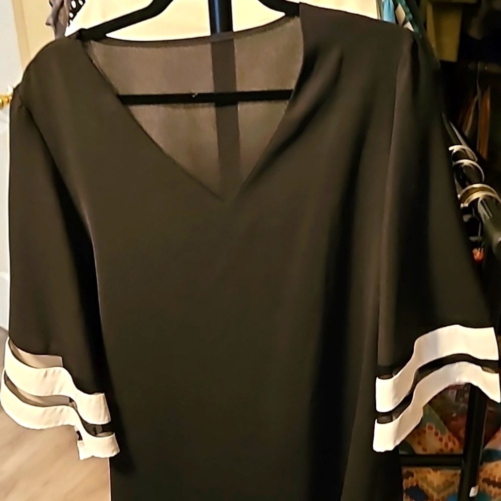 Black and white bell sleeve top. 2x